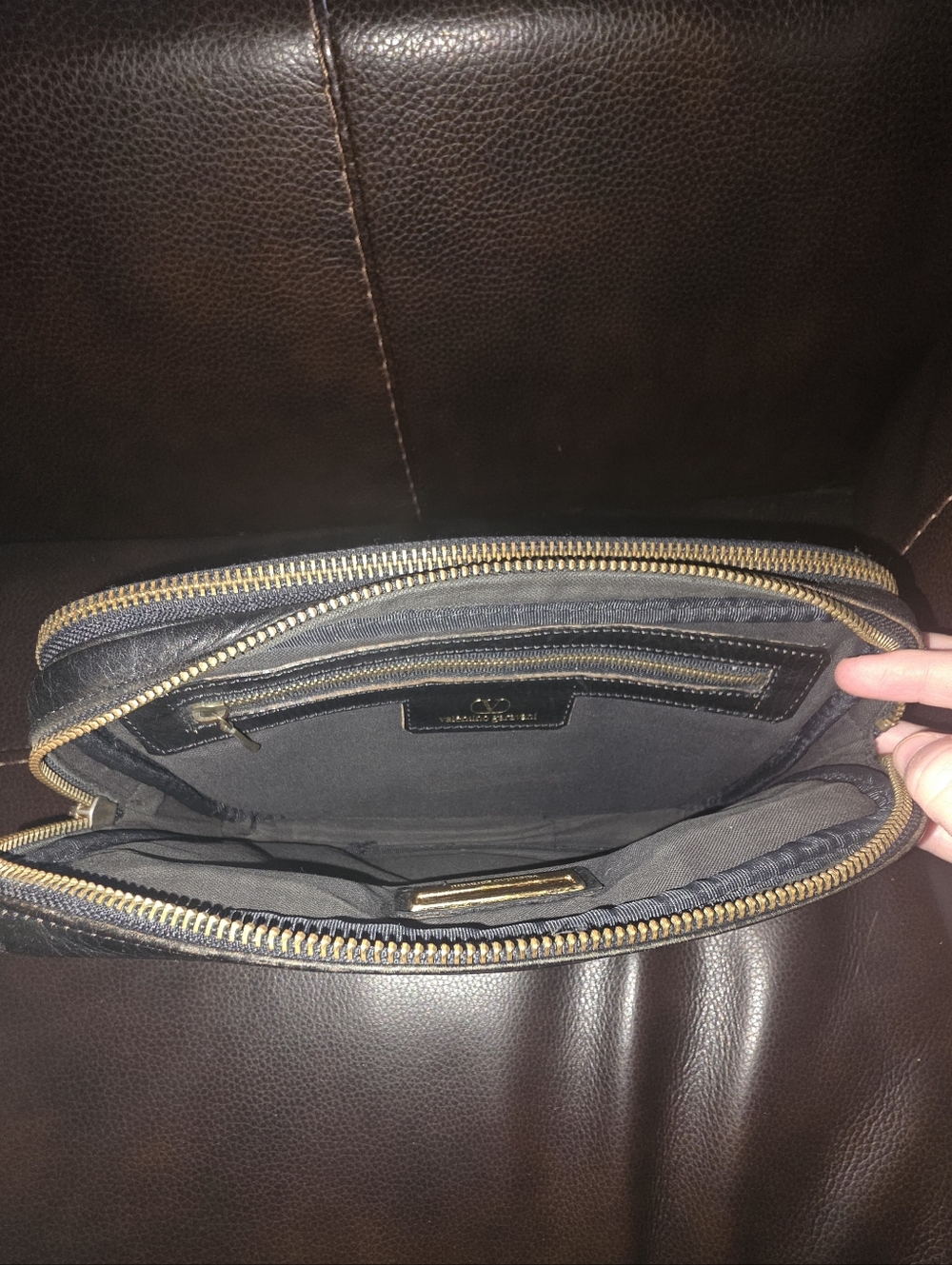 Valentino Garavani Black Leather Bag: Clutch, Dopp, or Organizer - Picture 6 of 10